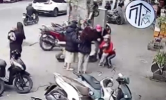 Clip: Khoảnh khắc nhân chứng phát hiện người phụ nữ dẫn bé gái 4 tuổi trên đường