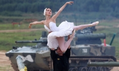 Army Games 2021: Vũ công múa ballet trên xe tăng chủ lực T-72