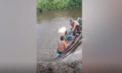 Clip: Xuống kênh nhặt bóng, cậu bé 8 tuổi bị cá sấu cắn tử vong thương tâm