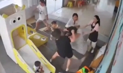 Clip: Bức xúc vì con bị tát, 2 bà mẹ điên cuồng đánh nhau trong trường mẫu giáo