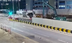 Clip: Xe tải mất lái, lao thẳng vào công trường xây dựng, nghi do tài xế ngủ gật