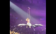 Khoảnh khắc Katy Perry gặp sự cố thót tim khi đang biểu diễn giữa không trung