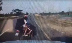 Xe máy kẹp 3 tạt đầu ô tô ở Thái Lan, 3 người thương vong sau cú va chạm mạnh