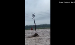 Clip: Người đàn ông ôm cột điện suốt 5 giờ để thoát khỏi dòng lũ dữ