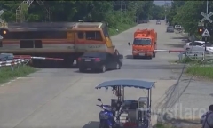 Clip: Ô tô bất chấp tín hiệu,