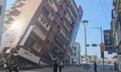 Video: Cảnh tượng từng mảnh vỡ tòa nhà rơi xuống trong trận động đất ở Đài Loan (Trung Quốc)