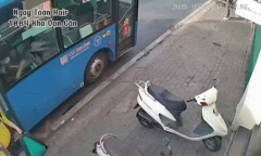 Clip: Thót tim khoảnh khắc xe buýt đóng cửa bất cẩn, nữ sinh bị kéo ngã xuống đường ở TP.HCM