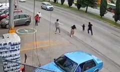 Thót tim khoảnh khắc người đàn ông bất chấp dòng xe, băng người cứu sống bé gái đột ngột chạy ra giữa đường