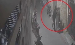 Clip: Kinh hãi đi bộ trong ngõ vắng, cô gái bị gã biến thái lao tới sàm sỡ