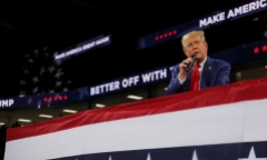 Ông Trump trở lại đường đua tranh cử sau vụ ám sát hụt, cản đà tiến của bà Harris