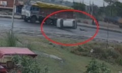 Clip: Kinh hoàng khoảnh khắc va chạm với xe tải, ô tô con lộn 5 vòng trên đường