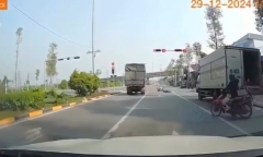 Clip: Xe máy lao như 