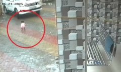 Clip: Kinh hoàng bé trai bị cuốn vào gầm ô tô khi đang chơi ngay trước cửa nhà