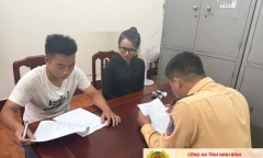 Ninh Bình: Tịch thu xe, xử phạt nam thanh niên dùng chân điều khiển mô tô trên đường