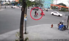 Video: Cặp đôi chạy xe máy đầu trần, nẹt pô vượt đèn đỏ