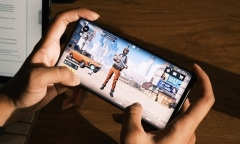 Tức giận vì bị nhắc nhở chơi game, nam sinh đấm bố gãy xương hàm
