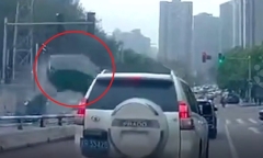 Clip: Nữ tài xế lái xe