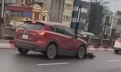 Clip: Tài xế Mazda gây tai nạn rồi bỏ chạy, kéo lê xe máy suốt đoạn đường dài ở Hà Nội
