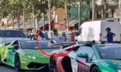 Clip: Bắt tay người lạ trên phố, tài xế Lamborghini mất luôn chiếc đồng hồ trị giá 1,5 tỷ đồng