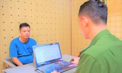 Bắt đối tượng cho 2 trẻ vị thành niên dùng ma túy trong nhà nghỉ 