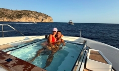 Ronaldo nghỉ dưỡng với vợ ở