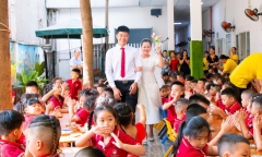 Cô giáo mầm non tổ chức lễ cưới trong trường: Học sinh bê tráp, háo hức dự tiệc 