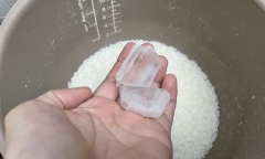 Nấu cơm bằng đá lạnh và kết quả không ngờ