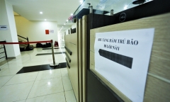 Hàng trăm người dân ở Nghệ An đội mưa vá đê trong đêm