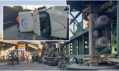 Xe container lật ngang giữa đường, tài xế đập cửa thoát thân