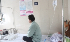 Người đàn ông chảy máu mũi ồ ạt sau khi sốt cao nhiều ngày