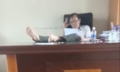 Hạt trưởng kiểm lâm gác chân lên bàn làm việc bị kỷ luật bằng hình thức cảnh cáo