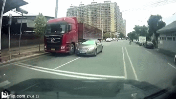 Video: Phát hiện kẻ hút trộm dầu trên đường, nam tài xế chặn đầu cảnh cáo 