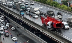 Xe đầu kéo mất lái, đâm vỡ 1m lan can đường Vành đai 3 trên cao