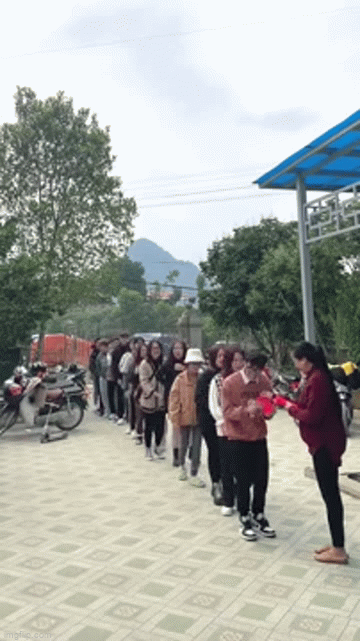 Video: Cả lớp xếp hàng dài nhận lì xì của cô giáo, dân mạng ghen tỵ với 