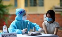 Hình ảnh gần 1.500 học sinh đầu tiên được tiêm vaccine ngừa COVID-19 ở TPHCM