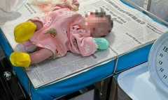 Bé gái còn nguyên dây rốn bị bỏ rơi trước nhà dân