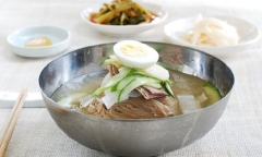 Giải nhiệt ngày hè với món mì lạnh Hàn Quốc trứ danh, ăn là mê mẩn 