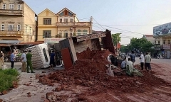 Tin tức tai nạn giao thông mới ngày 29/9/2021: Xe tải chở đất bị lật đè trúng xế hộp, một người tử vong