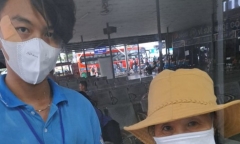 Nam tiếp viên xe buýt bán vé số giúp cụ bà để quên trên xe