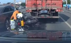 Bị ô tô tông ngã, chàng trai hùng hổ xông đến “hỏi tội” rồi câm nín khi thấy tài xế