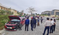 Vụ 2 xe ô tô mất lái tông nhau, đầu xe biến dạng: Bất ngờ danh tính tài xế