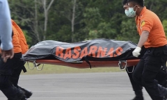 Indonesia vớt được một phi công QZ8501 trong buồng lái