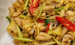 Thời tiết nồm ẩm làm ngay món thịt gà xào sả ớt, người khó ở mấy cũng thấy ngon