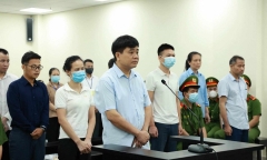 Cận cảnh cựu Chủ tịch UBND Hà Nội Nguyễn Đức Chung hầu tòa cùng 14 bị cáo