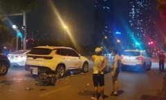 Hà Nội: Hiện trường vụ ô tô tông loạt xe máy đang chờ đèn đỏ