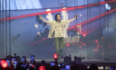 Suga bật khóc nức nở trong concert, nhắc nhở fan về lời hứa tái ngộ năm 2025