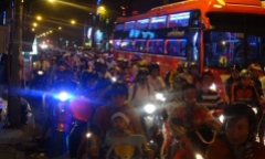 TP.HCM: Đêm Noel kẹt xe và đầy rác