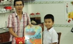 Cậu bé lớp 2 nhịn ăn sáng nuôi heo đất gửi tặng chiến sĩ Hoàng Sa