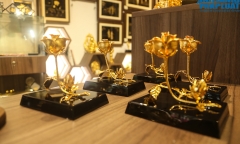 Cận cảnh bông hồng mạ vàng 24K hút khách trước dịp Valentine