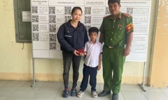 Tin tức thời sự 24h: Nhặt được ví tiền, học sinh lớp 2 lập tức mang nộp công an